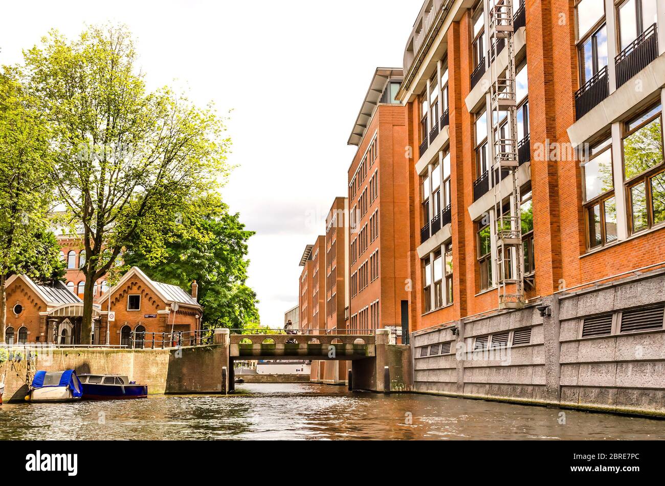 AMSTERDAM, HOLANDA – AGO. 31, 2019: Hermosa vista de los canales de Amsterdam con puente y casas típicas holandesas. La ciudad tiene más de 1500 puentes. Foto de stock
