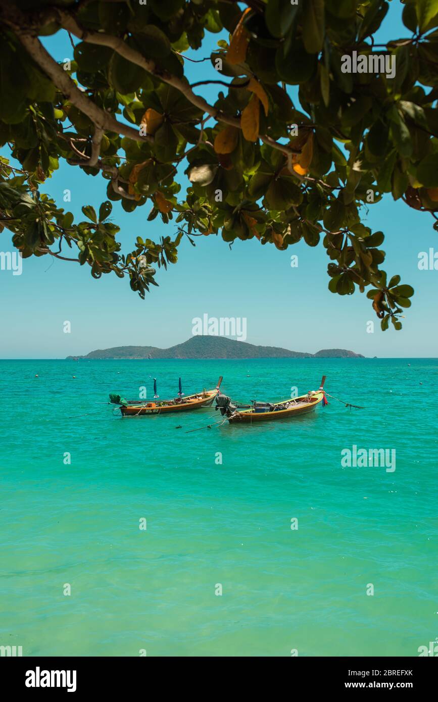 Mar con barcos. Los barcos se encuentran frente a la costa del mar más limpio en la costa con manglares. Foto de stock