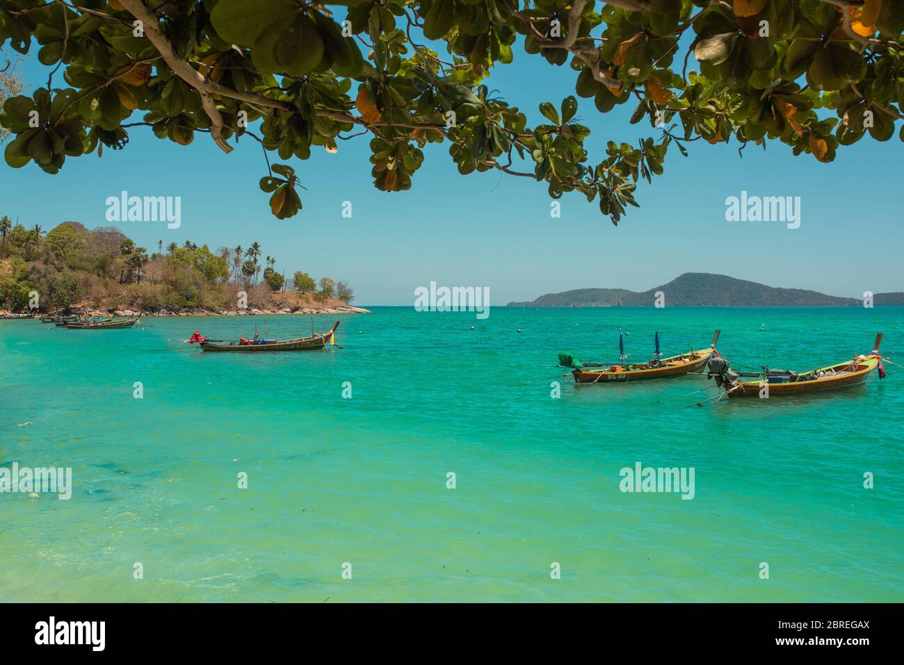 Mar con barcos. Los barcos se encuentran frente a la costa del mar más limpio en la costa con manglares. Foto de stock
