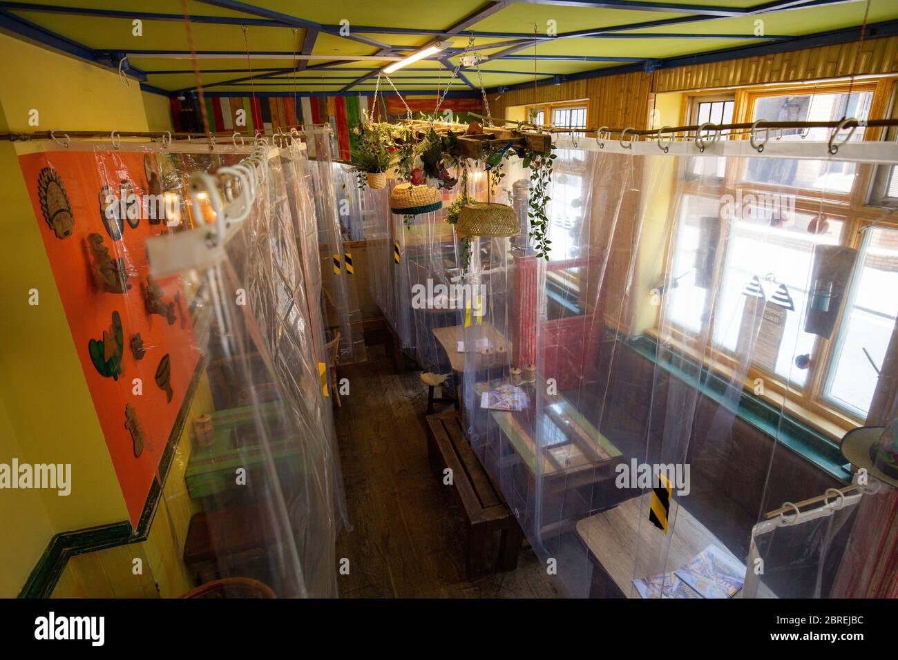 El dueño del café Francini Osorio ha instalado un purificador de aire y 35 cortinas de ducha claras, que dividirán a los clientes y las mesas, en el Café Francini de Colombia, Worcester, listo para la reapertura de su negocio a medida que se alivian las restricciones de cierre. Foto de stock
