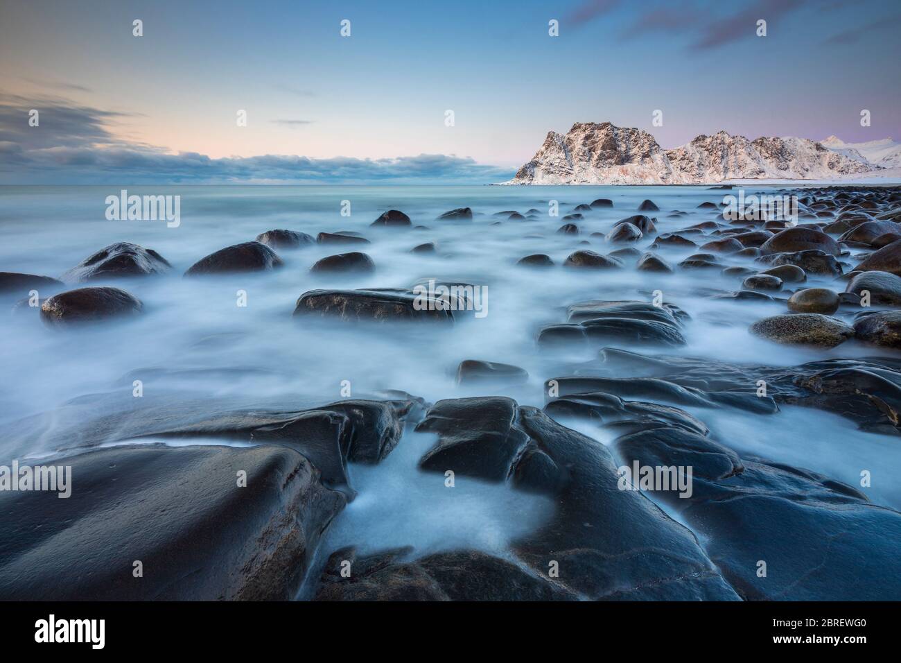 Atardecer en la playa de Uttakleiv, Leknes, Lofoten, Nordland, Noruega, Escandinavia, Norte de Europa Foto de stock