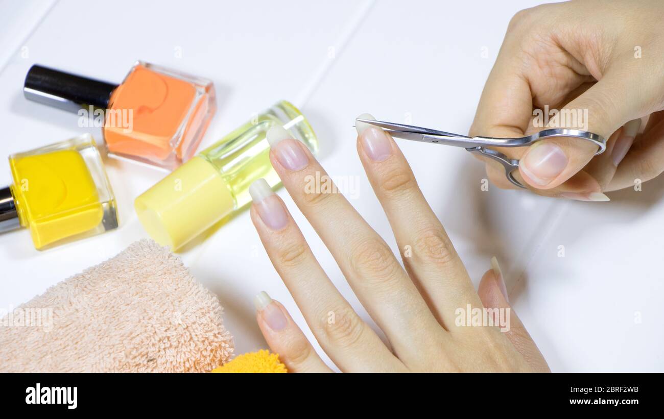 Manicura. Recorte las uñas. Corte. Acortar las uñas largas. Cuidado de uñas  en casa, Spa, belleza. Procedimiento, salón de uñas Fotografía de stock -  Alamy