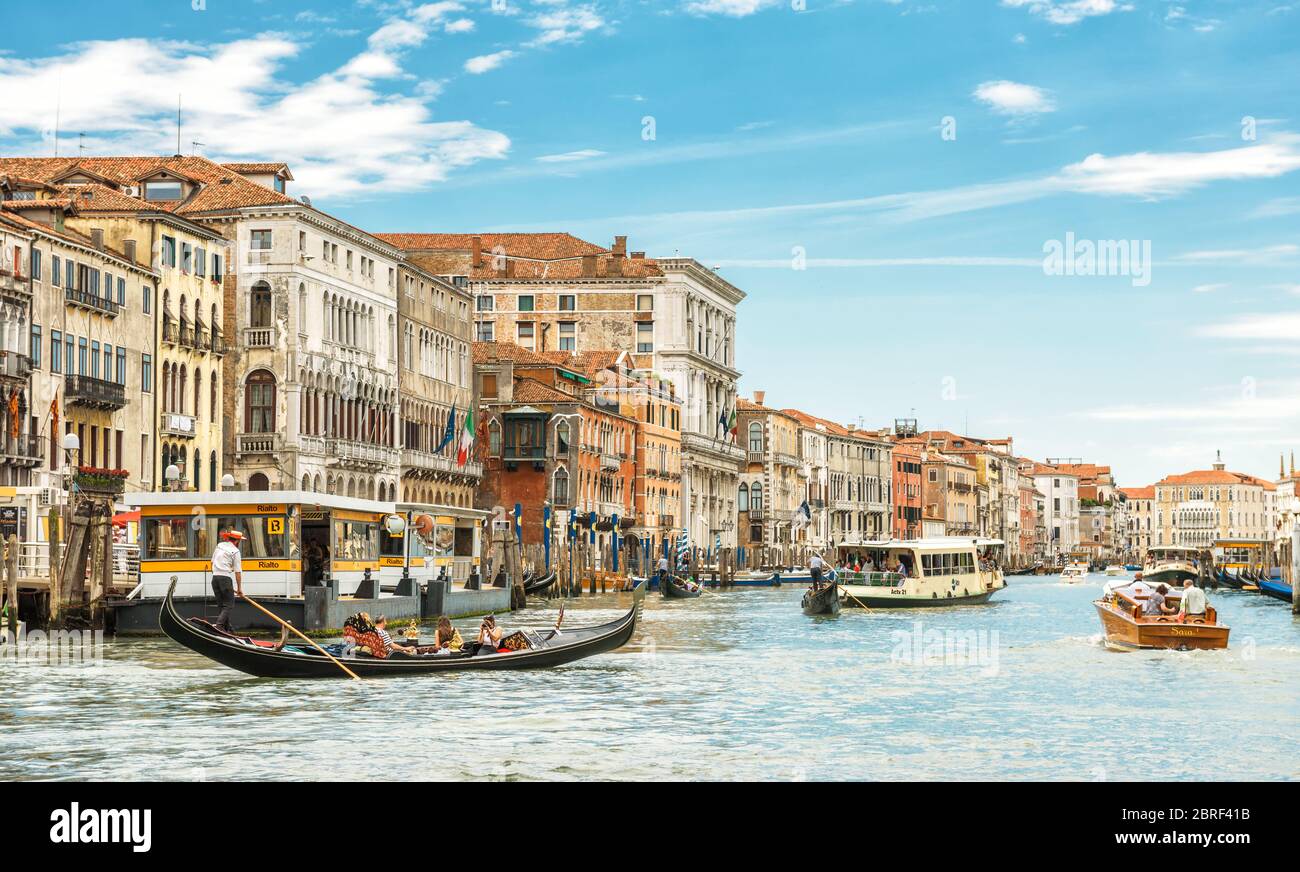 Venecia, Italia - 21 de mayo de 2017: Soleado panorama del Gran Canal con barcos turísticos en Venecia. El Gran Canal es una de las principales atracciones turísticas de Venecia. Foto de stock