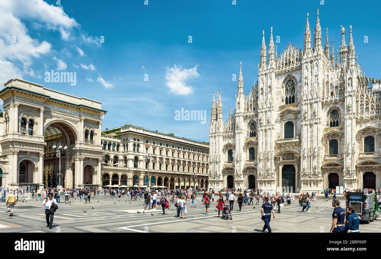 Milán, Italia - 16 de mayo de 2017: Los turistas visitan la Plaza de la Catedral (Piazza del Duomo). Galería y Catedral de Milán en el centro de Milán. Viaje a través Foto de stock