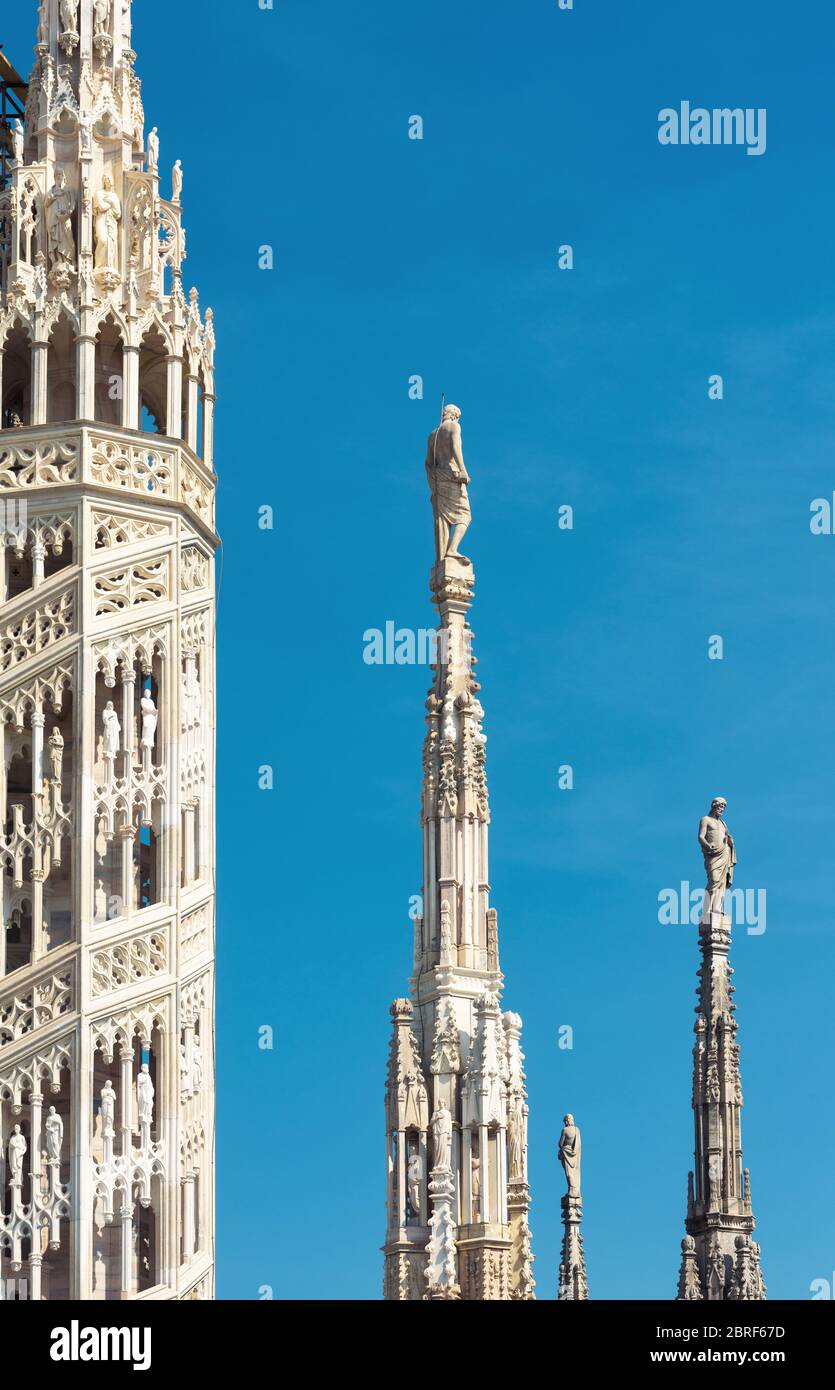 Agujas de piedra del techo de la Catedral de Milán en Milán, italia. El Duomo de Milán es la iglesia más grande de Italia y la quinta más grande del mundo. Foto de stock