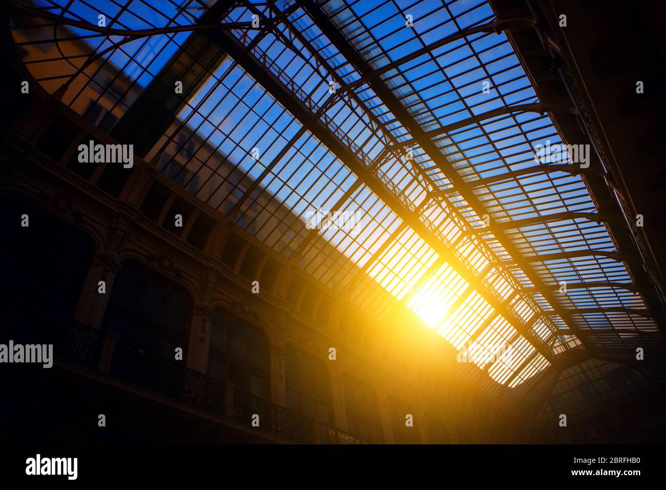 cúpula de cristal con luz solar, vista desde el interior Foto de stock