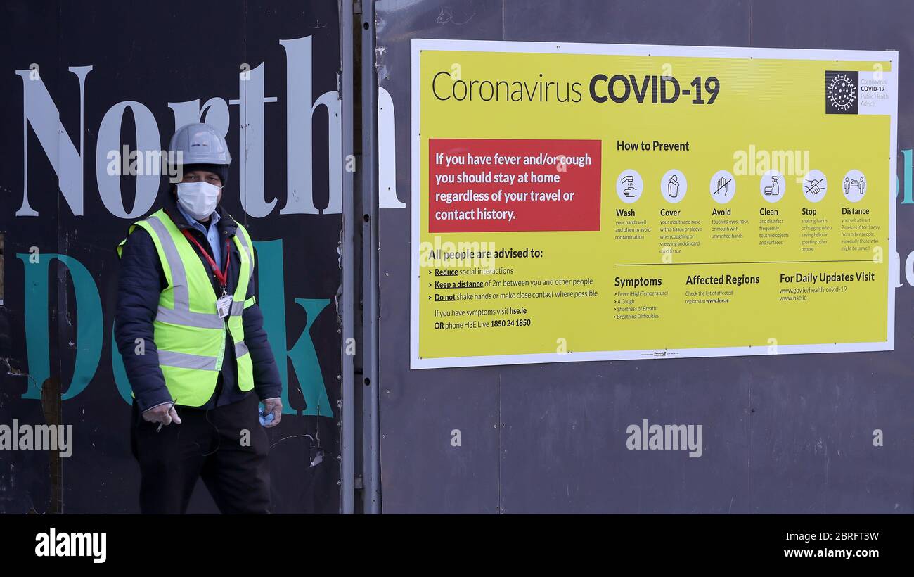Directrices de salud y seguridad relativas a la pandemia de Covid-19 en la entrada de un emplazamiento de construcción en Dublín. Foto de stock