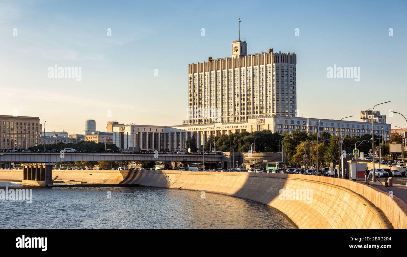 Casa del Gobierno de la Federación de Rusia, Moscú, Rusia. Vista panorámica del dique Krasnopresnenskaya con la Casa Blanca Rusa. Bonito Foto de stock
