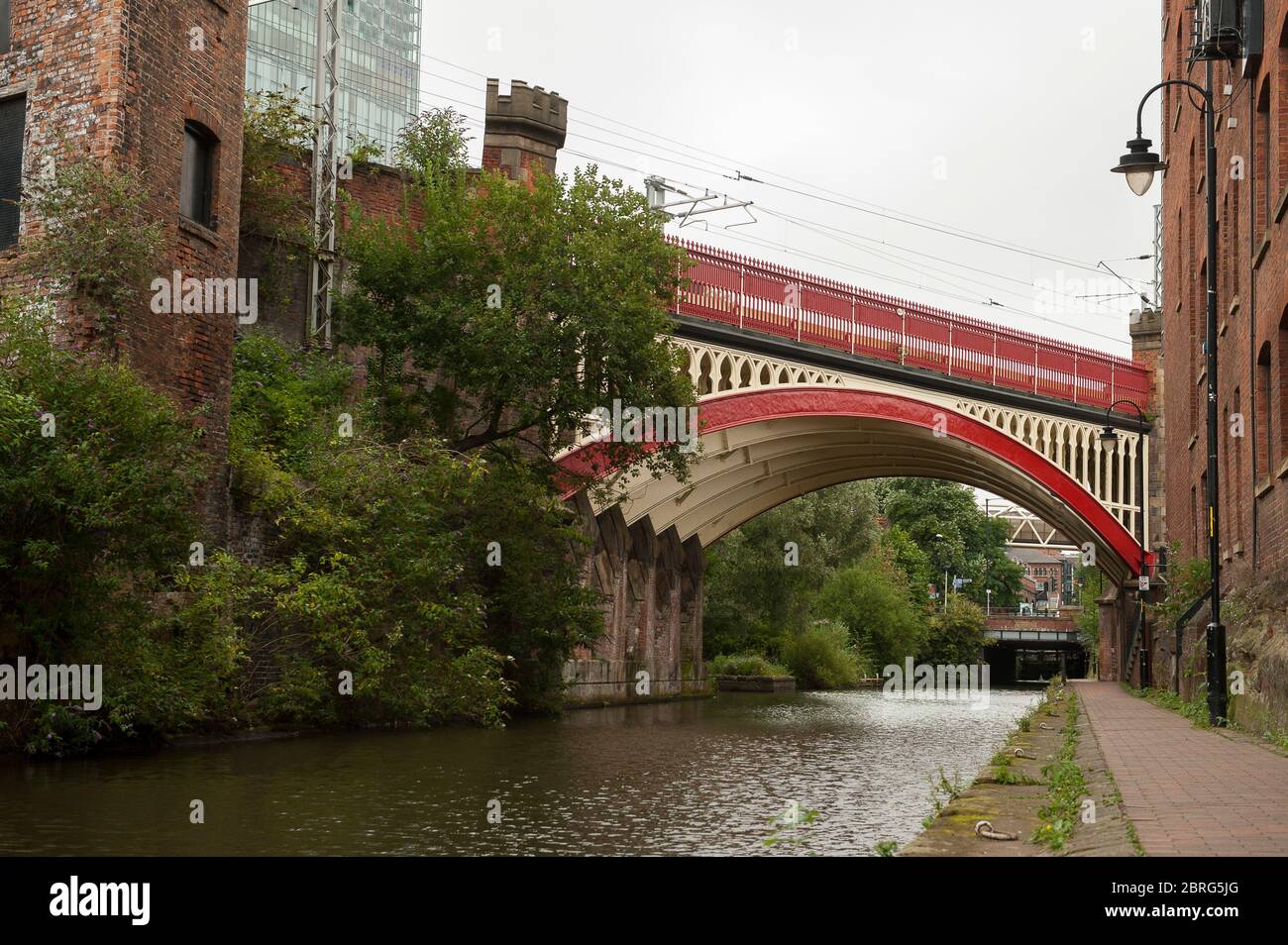 Viaductos de ferrocarril victorianos del viaducto de Castlefield sobre el Canal Bridgewater, Manchester, Inglaterra. Foto de stock