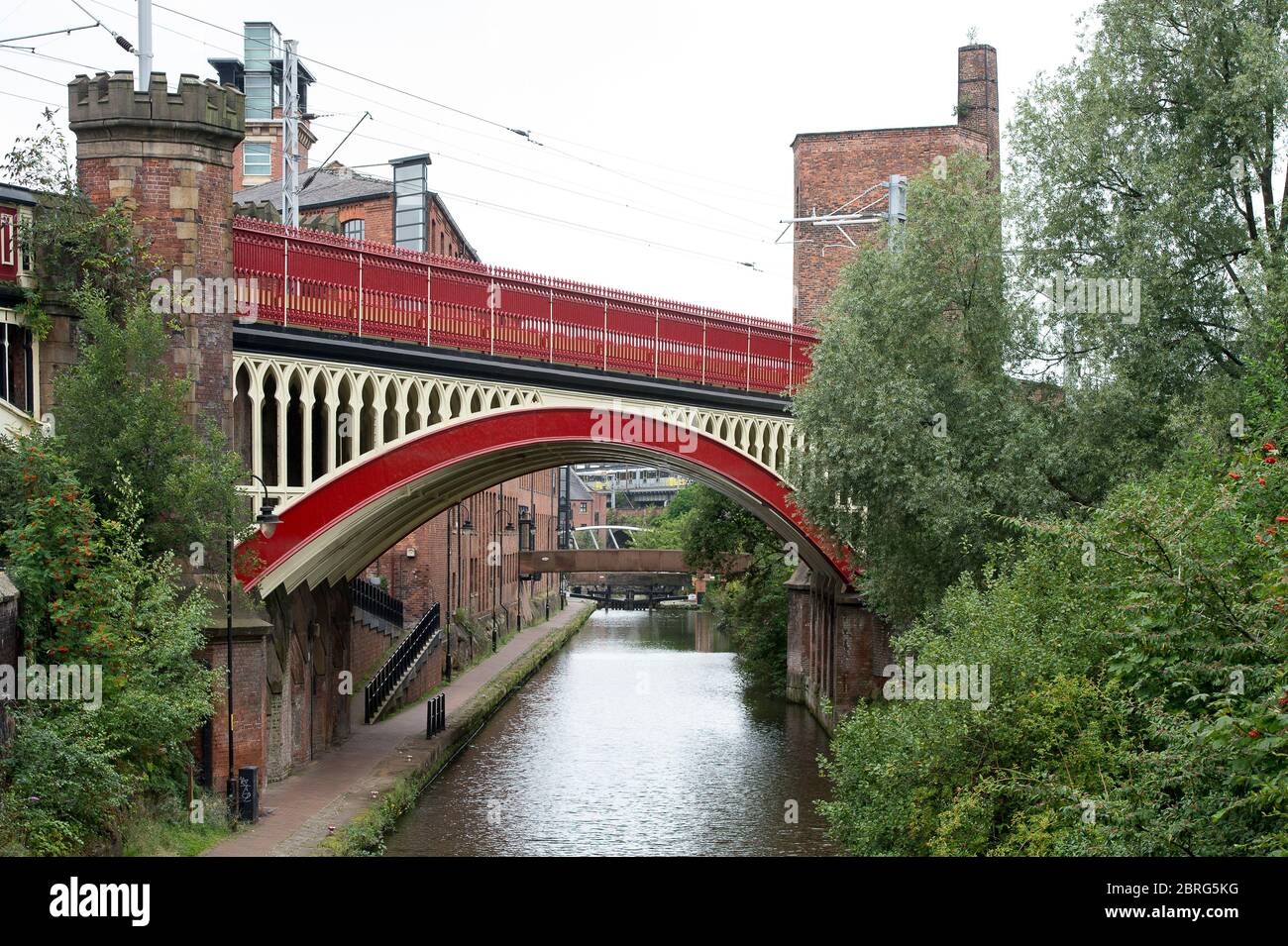 Viaductos de ferrocarril victorianos del viaducto de Castlefield sobre el Canal Bridgewater, Manchester, Inglaterra. Foto de stock