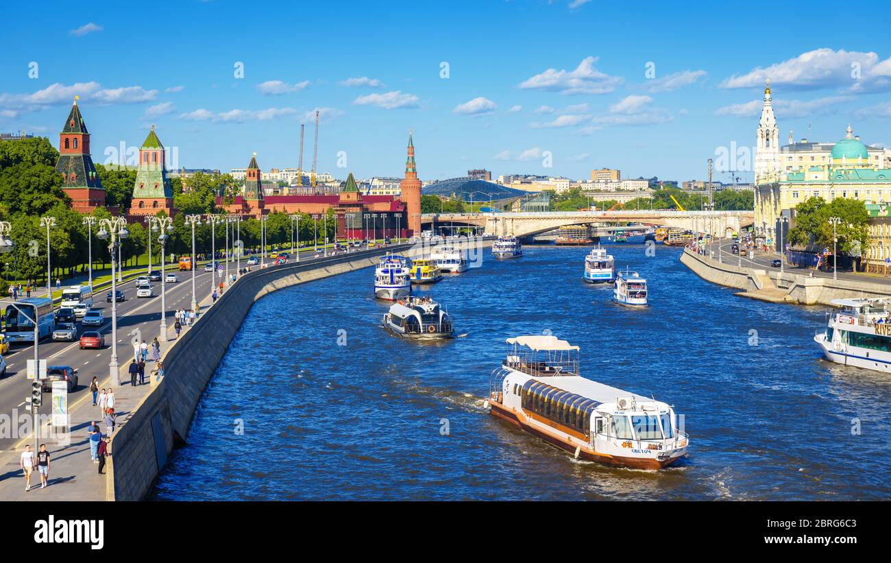 Moscú – 19 de mayo de 2019: Panorama del río Moskva en Moscú, Rusia. La gente camina por el dique del Kremlin en verano. Paisaje urbano de Moscú con barcos turísticos Foto de stock