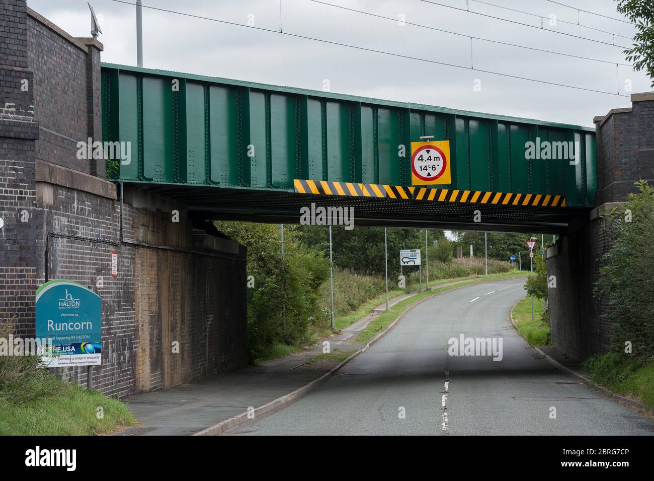 Señal de límite de altura en un puente ferroviario sobre una carretera en el Reino Unido. Foto de stock