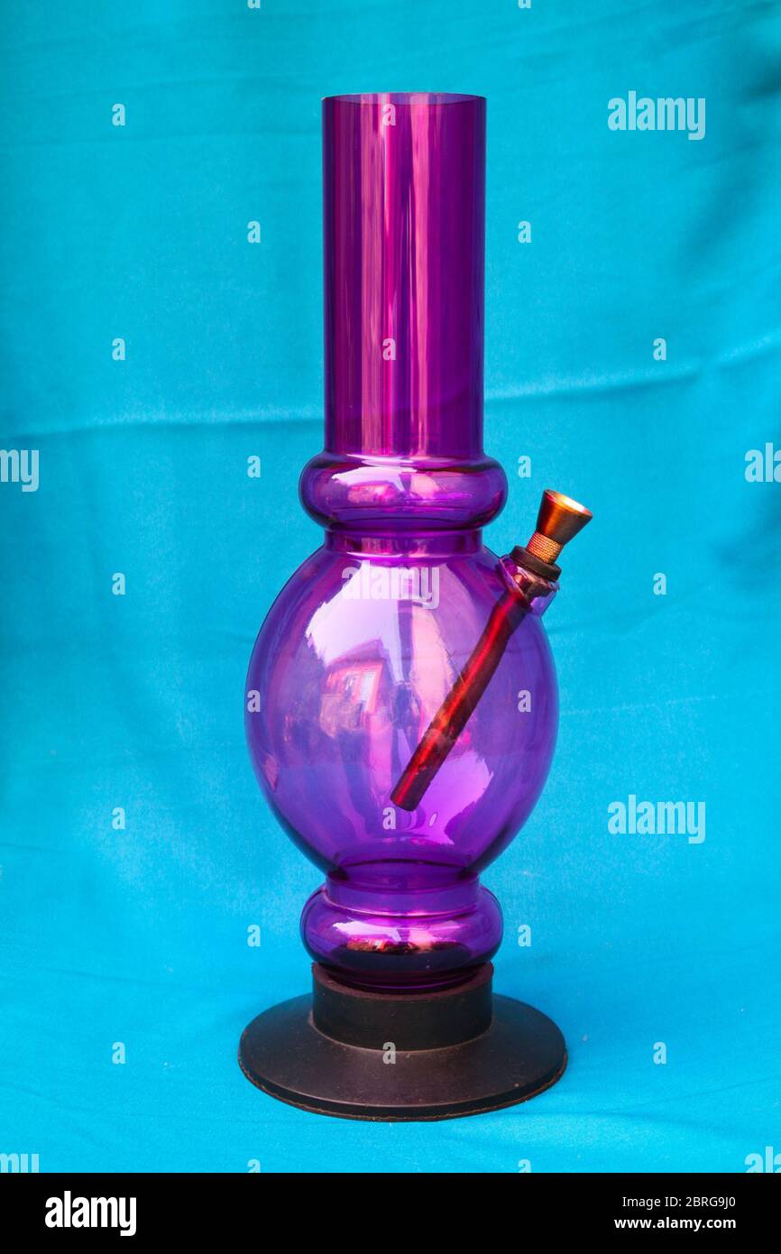 Pipa de vidrio o bong para fumar marihuana sobre un fondo de tela azul  Fotografía de stock - Alamy