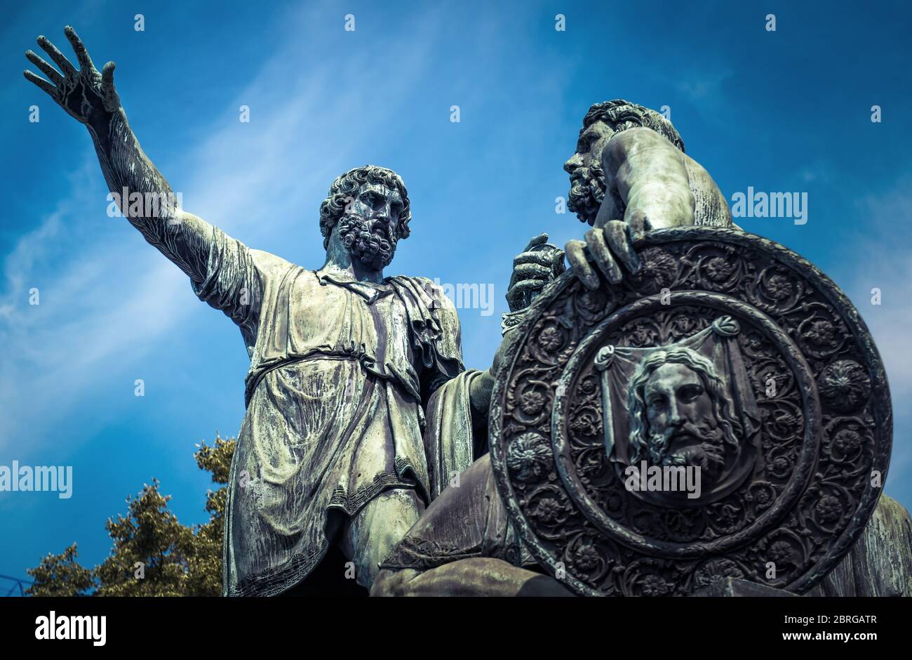 Monumento a Minin y Pozharsky junto a la Catedral de San Basilio y el Kremlin en la Plaza Roja de Moscú, Rusia Foto de stock