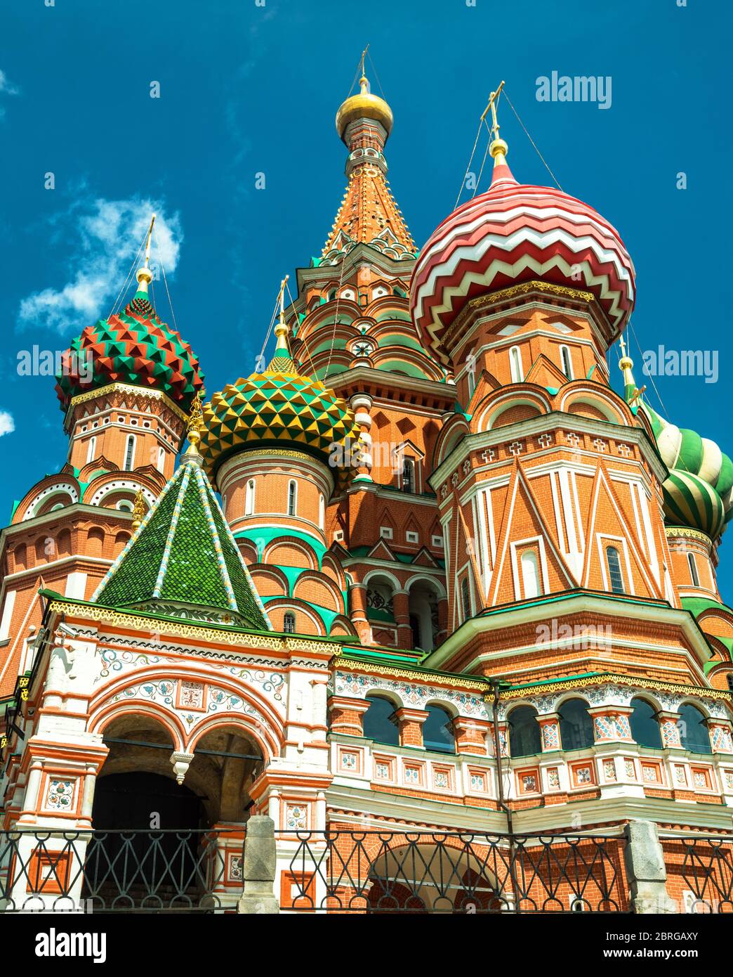 Catedral de San Basilio en la Plaza Roja, Moscú, Rusia, Europa. Es un  símbolo y uno de los principales puntos de referencia de Rusia. Vista de  cerca de la famosa iglesia de