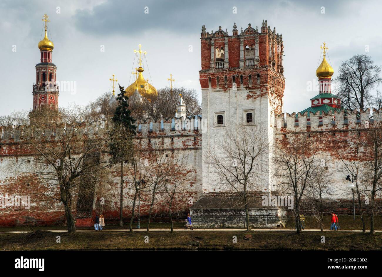 Convento Novodevichy en primavera, Moscú, Rusia. Es uno de los monumentos históricos de Moscú. Vista panorámica del famoso monasterio Novodevichy en el estanque de hielo. Foto de stock