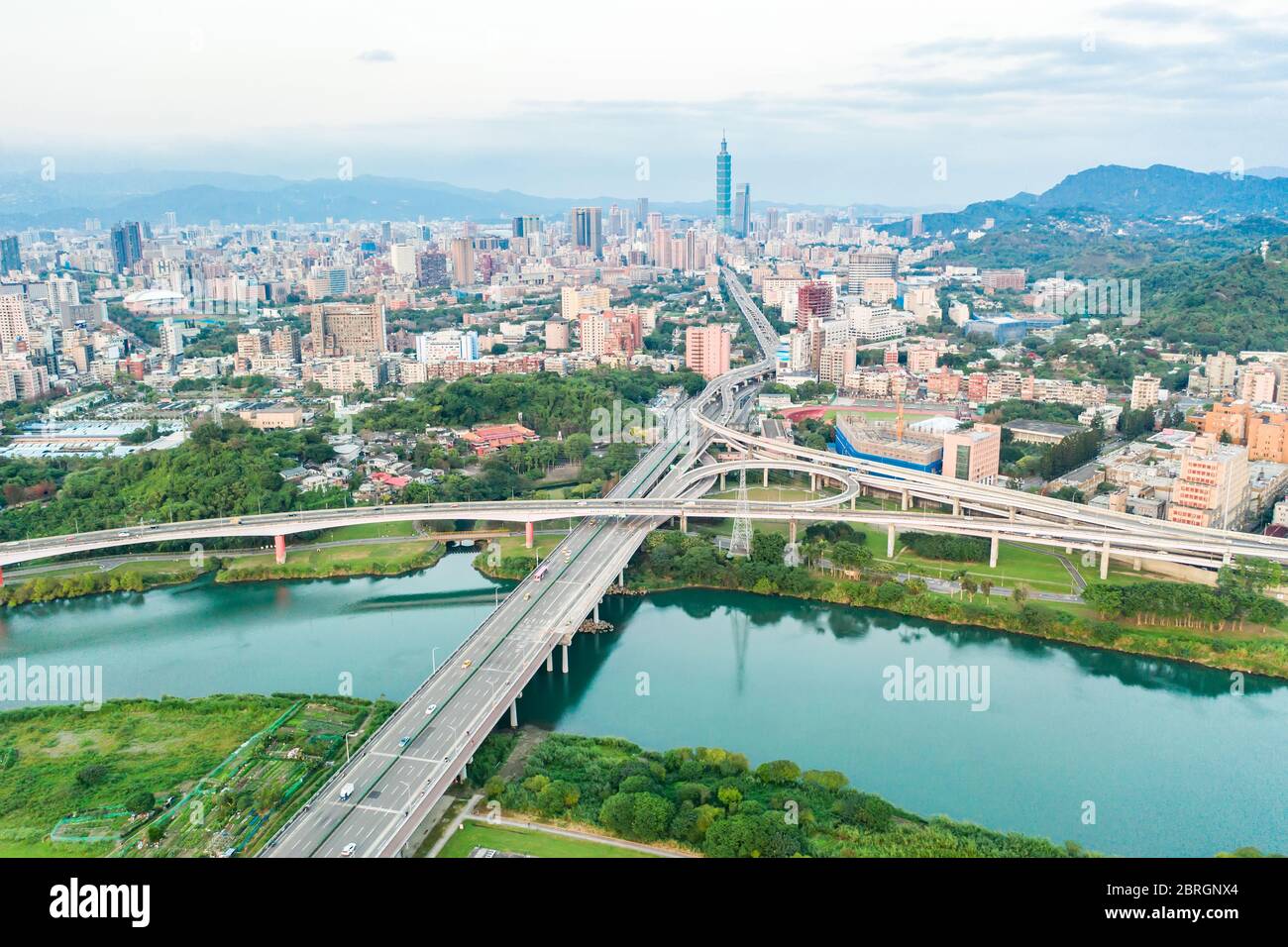 Vista aérea de la ciudad de Taipei - imagen del concepto de negocio de Asia, paisaje urbano moderno panorámico edificio vista de pájaro bajo el amanecer y el cielo azul brillante de la mañana, Foto de stock