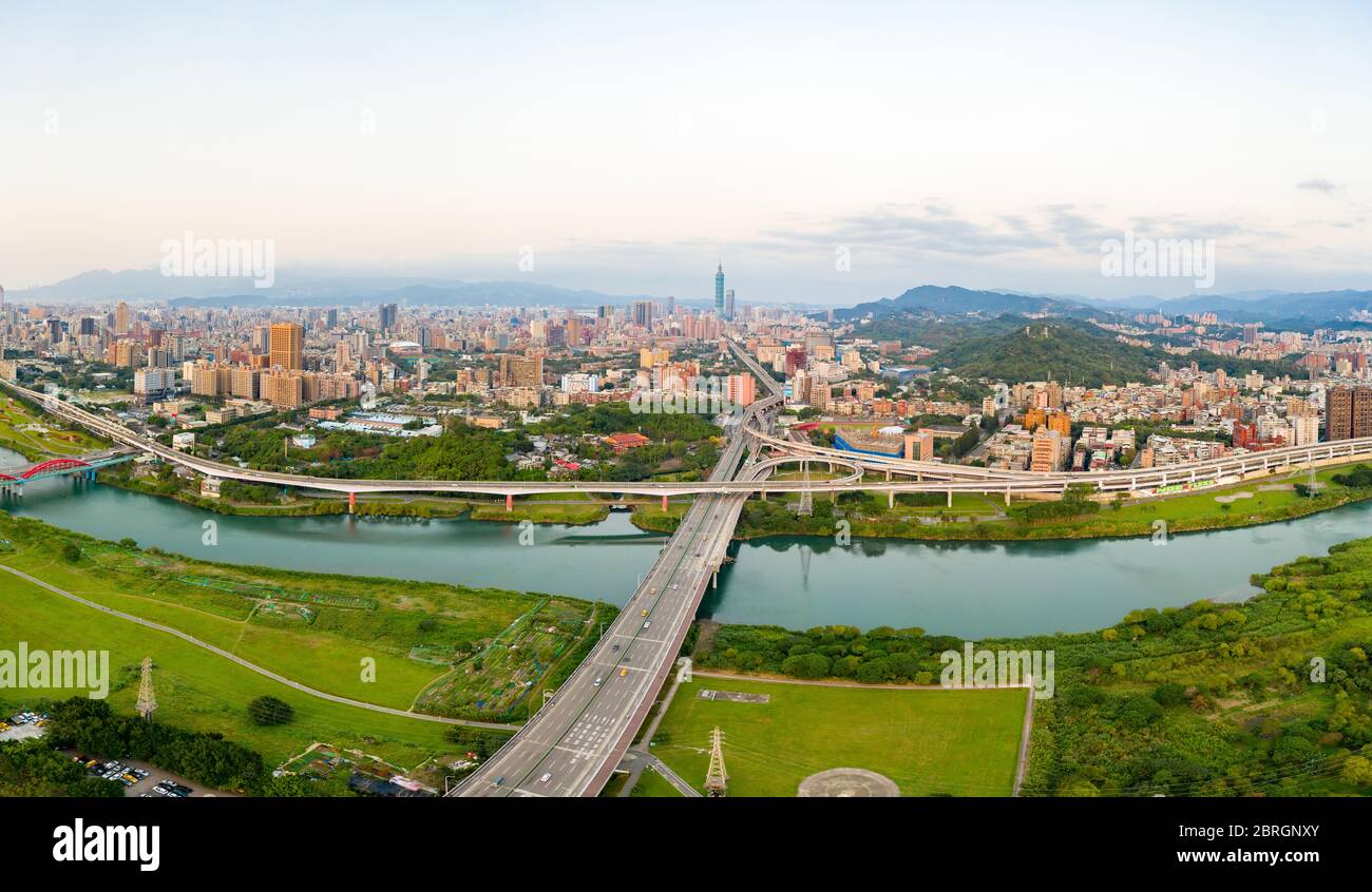 Vista aérea de la ciudad de Taipei - imagen del concepto de negocio de Asia, paisaje urbano moderno panorámico edificio vista de pájaro bajo el amanecer y el cielo azul brillante de la mañana, Foto de stock