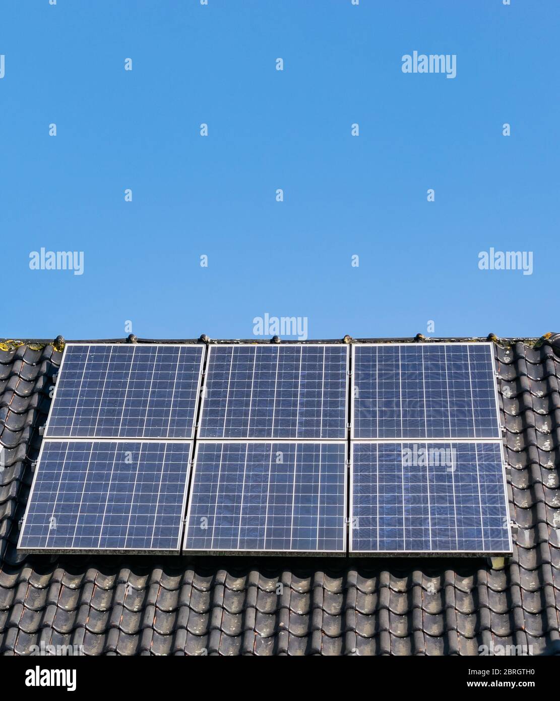 La energía, la tecnología, la electricidad y el concepto ecológico: paneles solares en el techo de la casa como una fuente de energía renovable limpia. Foto de stock