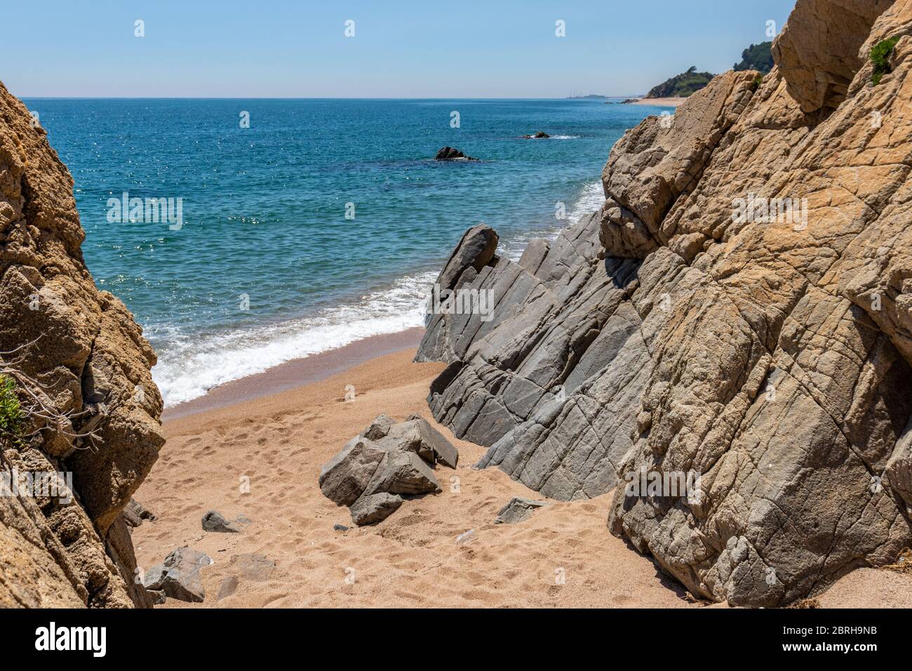 Playa nudista de Sant Pol de Mar cerca de Barcelona y Costa Brava en los  momentos de cierre del coronavirus Fotografía de stock - Alamy
