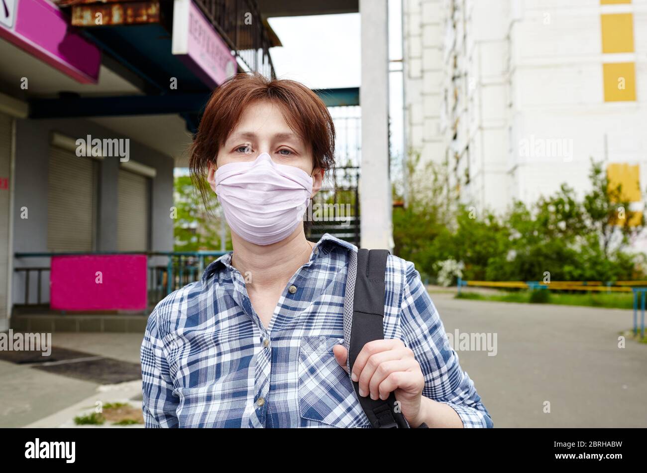 Mujer durante COVID-19 y brote de gripe con máscara de protección facial. Disfrutar de la naturaleza y el sol durante la cuarentena.concepto de coronavirus cuarentena. Foto de stock