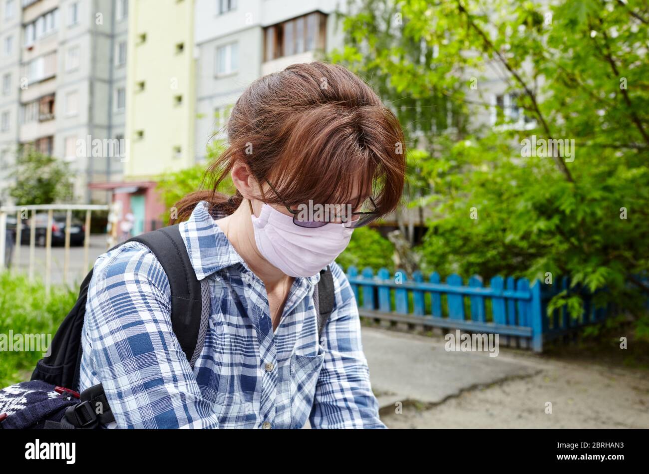 Mujer durante COVID-19 y brote de gripe con máscara de protección facial. Disfrutar de la naturaleza y el sol durante la cuarentena.concepto de coronavirus cuarentena. Foto de stock