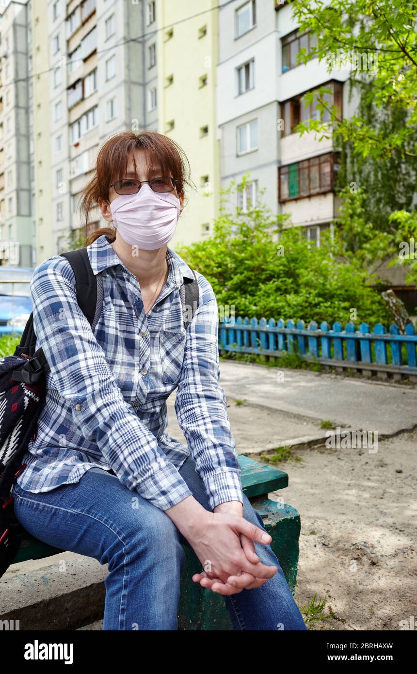 Mujer durante COVID-19 y brote de gripe con máscara de protección facial. Disfrutar de la naturaleza y el sol durante la cuarentena.concepto de coronavirus cuarentena. Foto de stock
