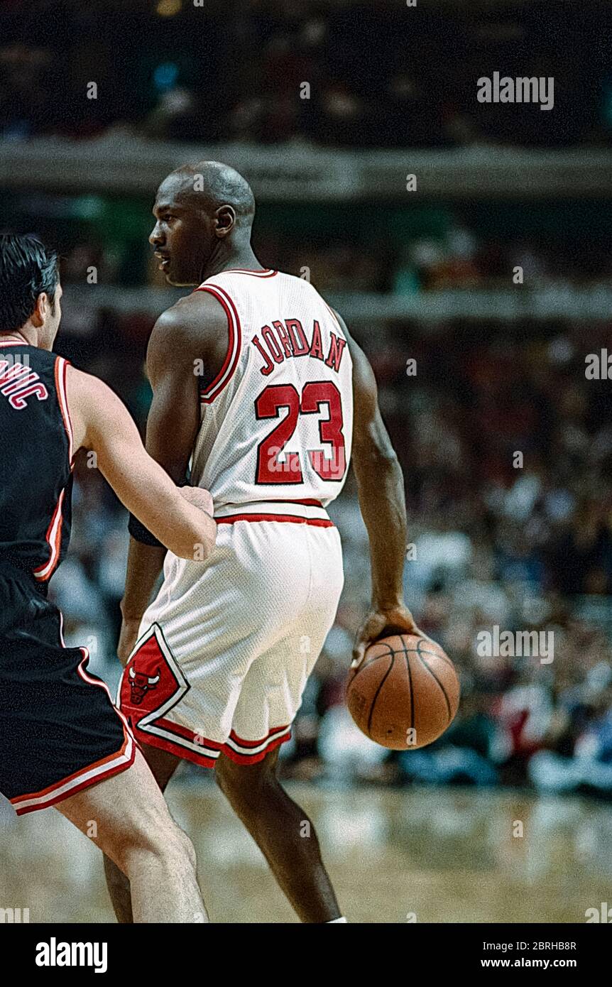 Michael Jordan compitiendo por los Chicago Bulls de la NBA contra el Miami  Heat en 1996 Fotografía de stock - Alamy