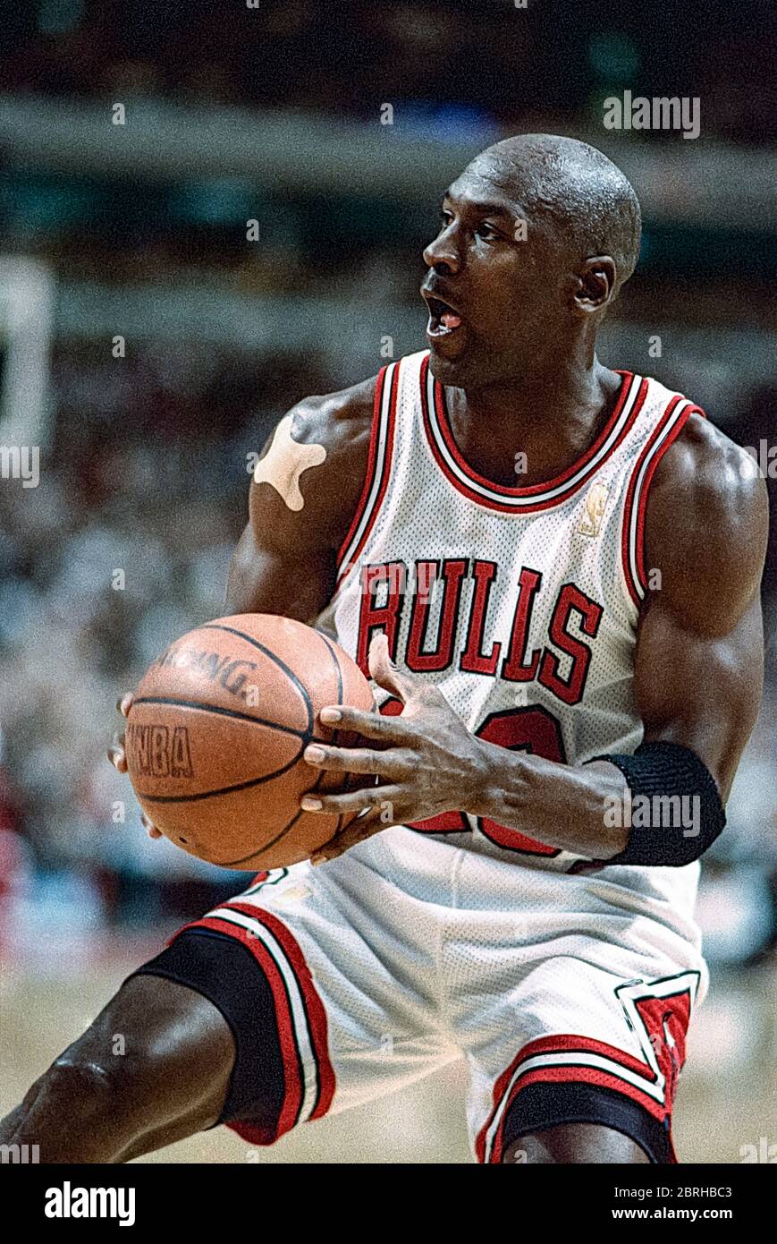 Michael Jordan compitiendo por los Chicago Bulls de la NBA contra el Miami  Heat en 1996 Fotografía de stock - Alamy