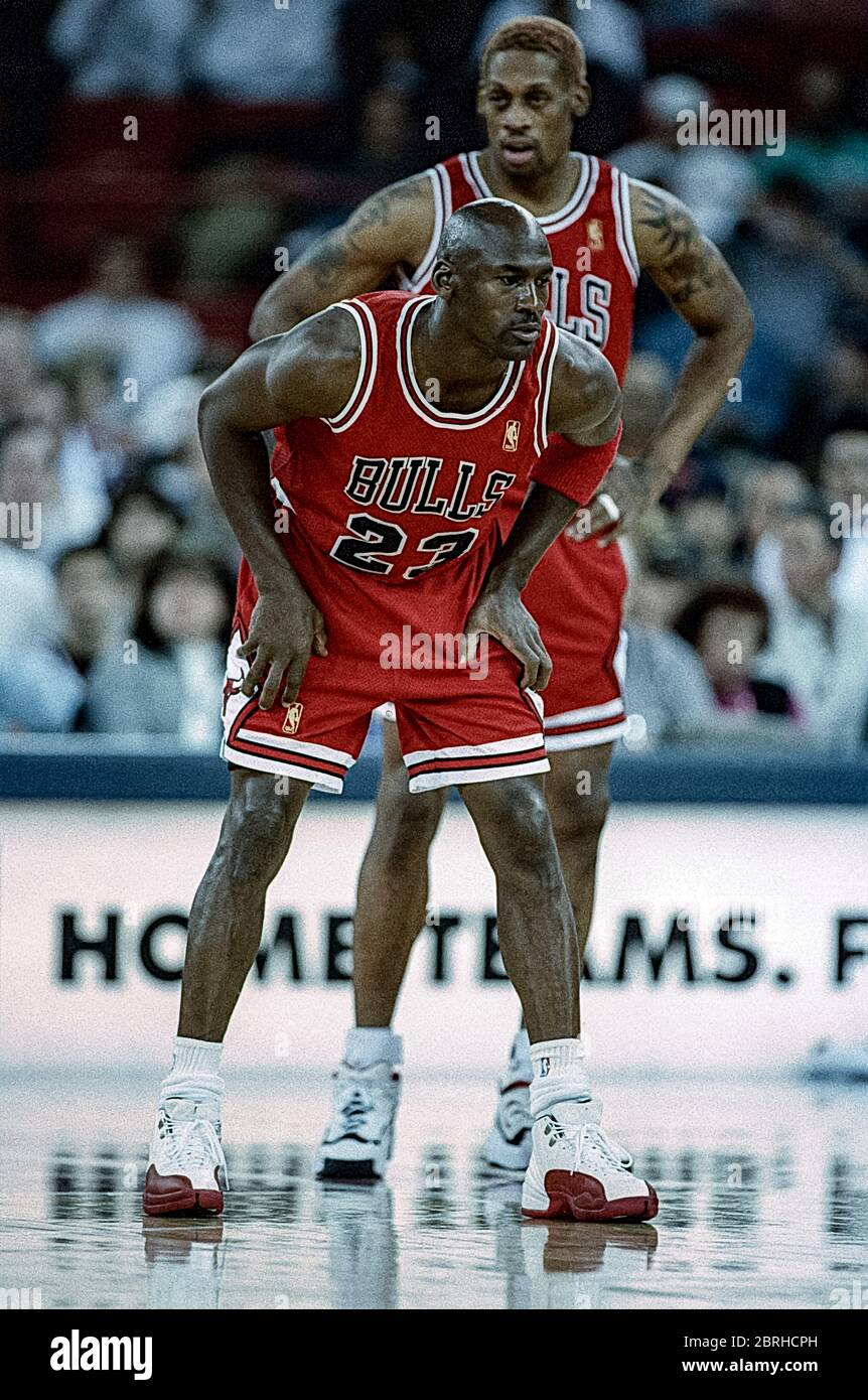 principal Sociable Letrista Michael Jordan y Dennis Rodman compitiendo por los Chicago Bulls de la NBA  contra los Denver Nuggets en 1996 Fotografía de stock - Alamy