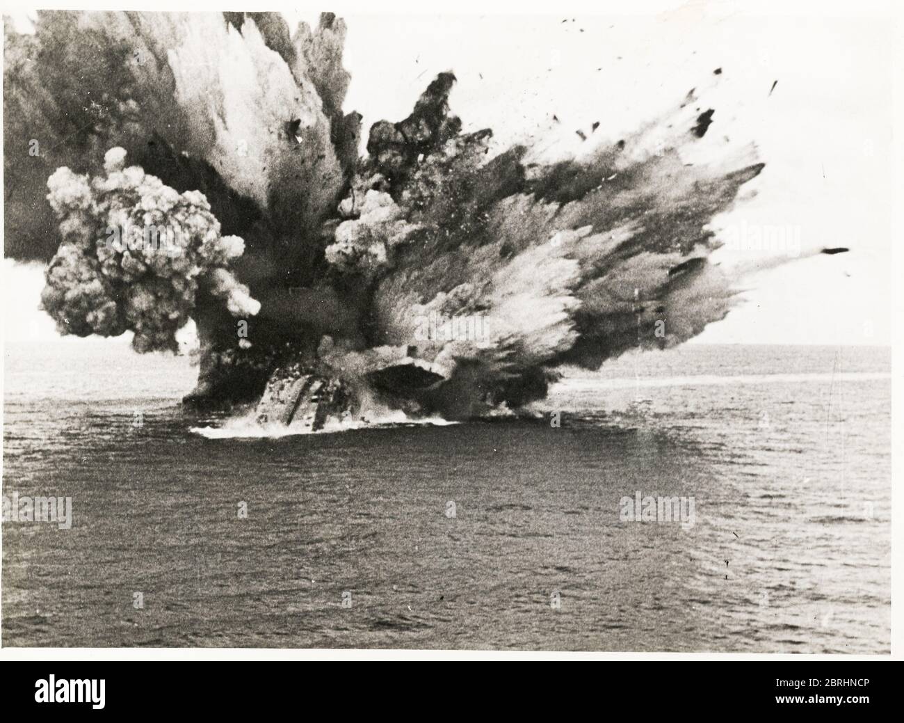 Fotografía de época Segunda Guerra Mundial - hundimiento del HMS Barham en  1941 en el Mar Mediterráneo -