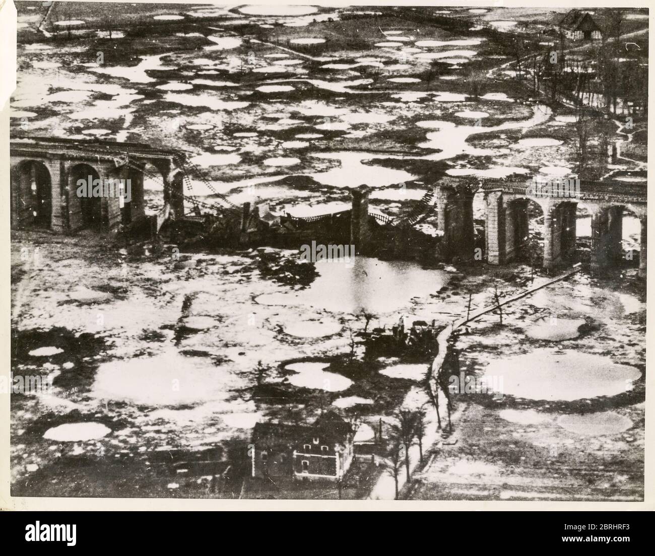 Fotografía de época Segunda Guerra Mundial - viaducto ferroviario en  Bielefeld Alemania después de la destrucción por el comando Bomber  británico Fotografía de stock - Alamy