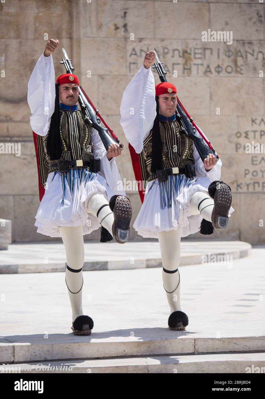 Atenas, Grecia - 01 de mayo de 2019: Soldados griegos Evzones vestidos con  uniformes tradicionales inusuales, se refiere a los miembros de la Guardia  Presidencial, un eli Fotografía de stock - Alamy