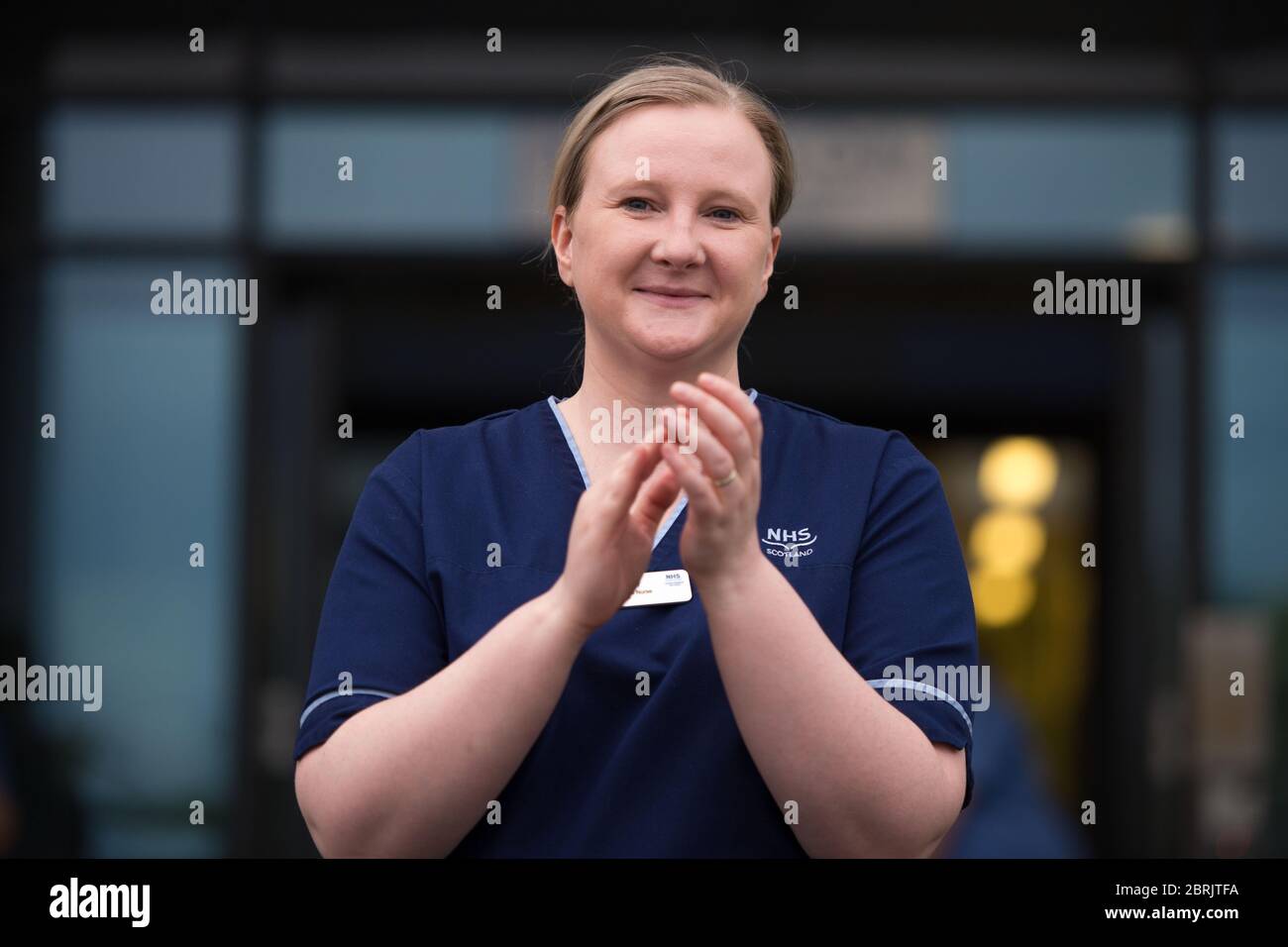 Glasgow, Reino Unido. 21 de mayo de 2020. Foto: Personal de NHS Greater Glasgow y Clyde Trust, Emergency y trabajadores clave muestran su aprecio durante la campaña 'Clap for our carers' - un homenaje semanal a NHS y trabajadores clave durante el brote de coronavirus (COVID-19). Se está animando al público a aplaudir al personal de NHS y a otros trabajadores clave de sus hogares todos los jueves a las 20.00 h. Hasta la fecha, la pandemia del Coronavirus (COVID-19) ha infectado a más de 5,014,943 personas en todo el mundo, y en el Reino Unido ha infectado a más de 250,908 y ha matado a 36,042.Glasgow, Reino Unido. 23 de abril de 2020. Foto: Personal de NHS y trabajadores de emergencia Foto de stock