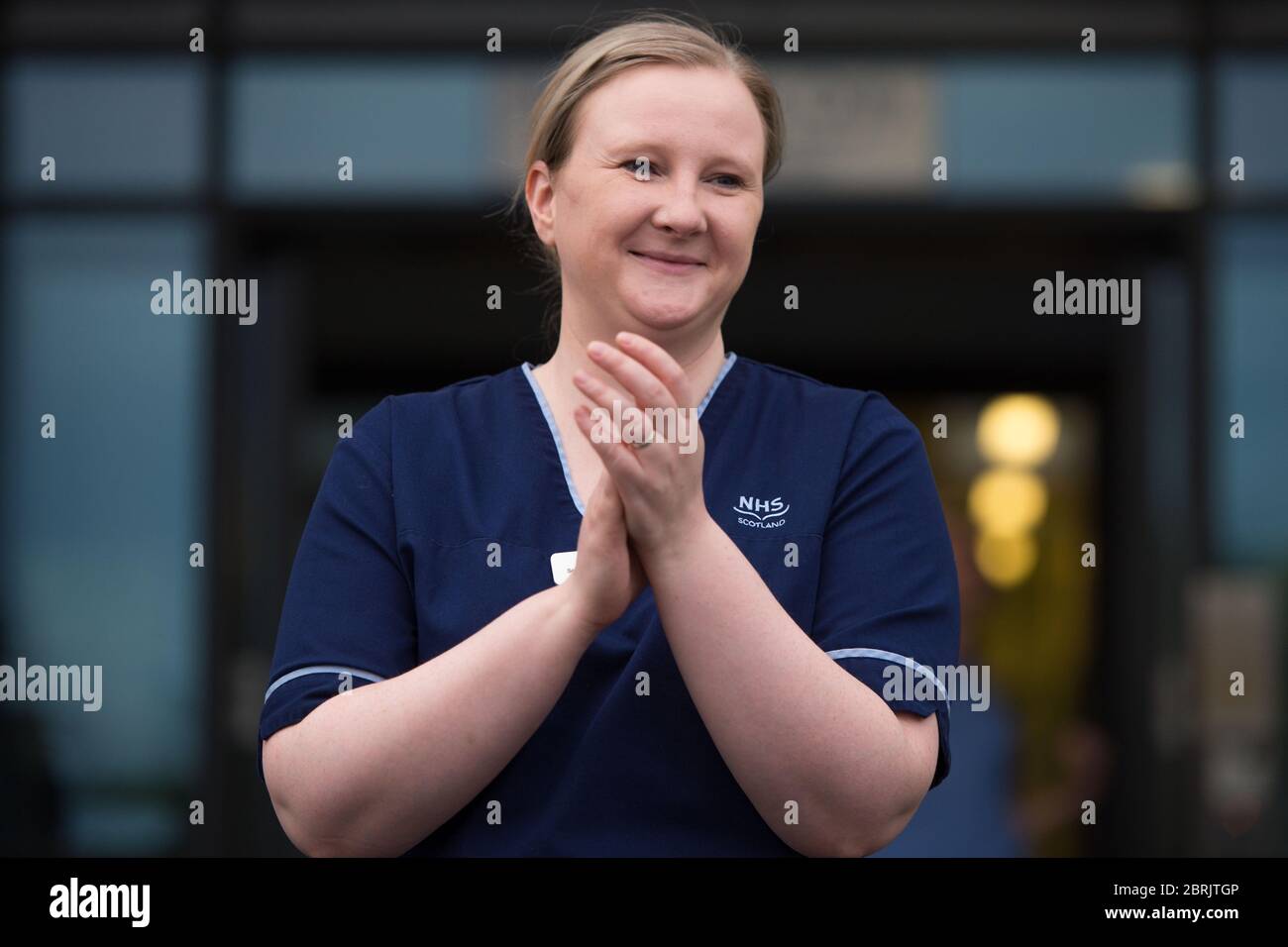 Glasgow, Reino Unido. 21 de mayo de 2020. Foto: Personal de NHS Greater Glasgow y Clyde Trust, Emergency y trabajadores clave muestran su aprecio durante la campaña 'Clap for our carers' - un homenaje semanal a NHS y trabajadores clave durante el brote de coronavirus (COVID-19). Se está animando al público a aplaudir al personal de NHS y a otros trabajadores clave de sus hogares todos los jueves a las 20.00 h. Hasta la fecha, la pandemia del Coronavirus (COVID-19) ha infectado a más de 5,014,943 personas en todo el mundo, y en el Reino Unido ha infectado a más de 250,908 y ha matado a 36,042.Glasgow, Reino Unido. 23 de abril de 2020. Foto: Personal de NHS y trabajadores de emergencia Foto de stock