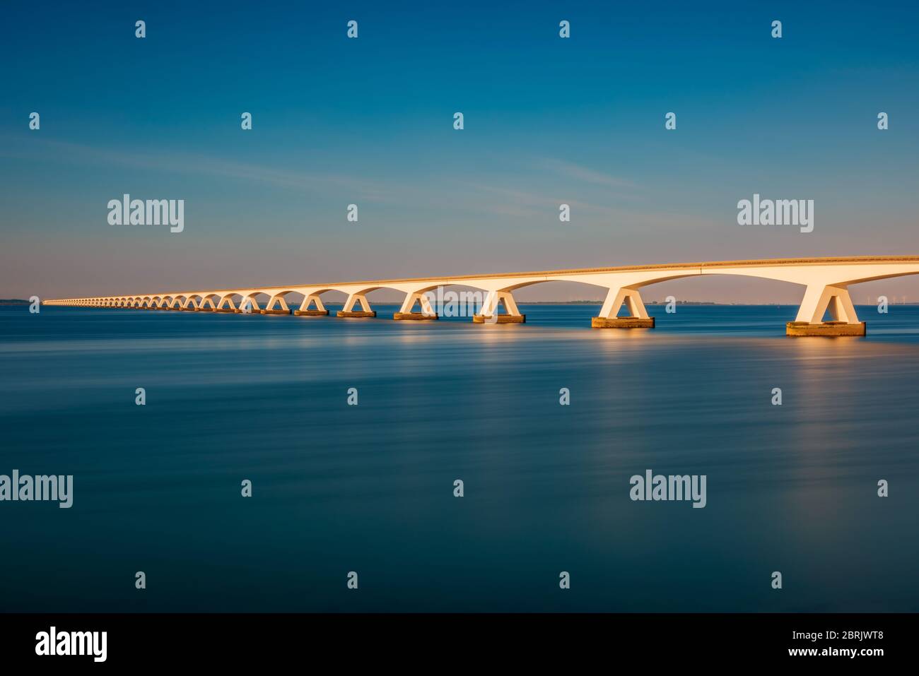 Larga exposición del Puente de Zelanda en Zierikzee, provincia de Zelanda, países Bajos alrededor de la puesta de sol. Con 5 km es el puente más largo de los países Bajos. Foto de stock