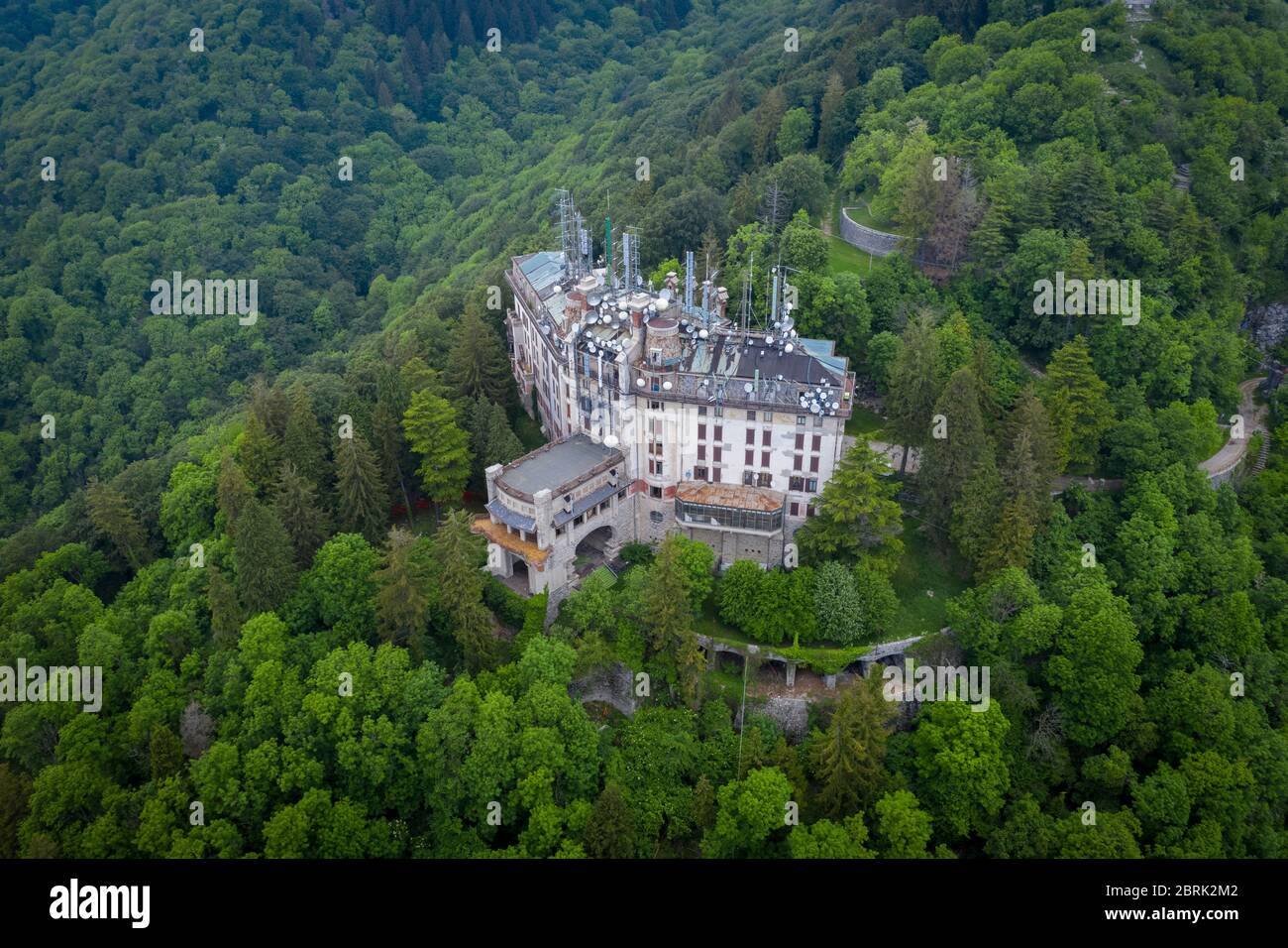 Vista aérea del abandonado Grand Hotel campo dei Fiori en primavera. Campo dei Fiori, Varese, Parco campo dei Fiori, Lombardía, Italia. Foto de stock