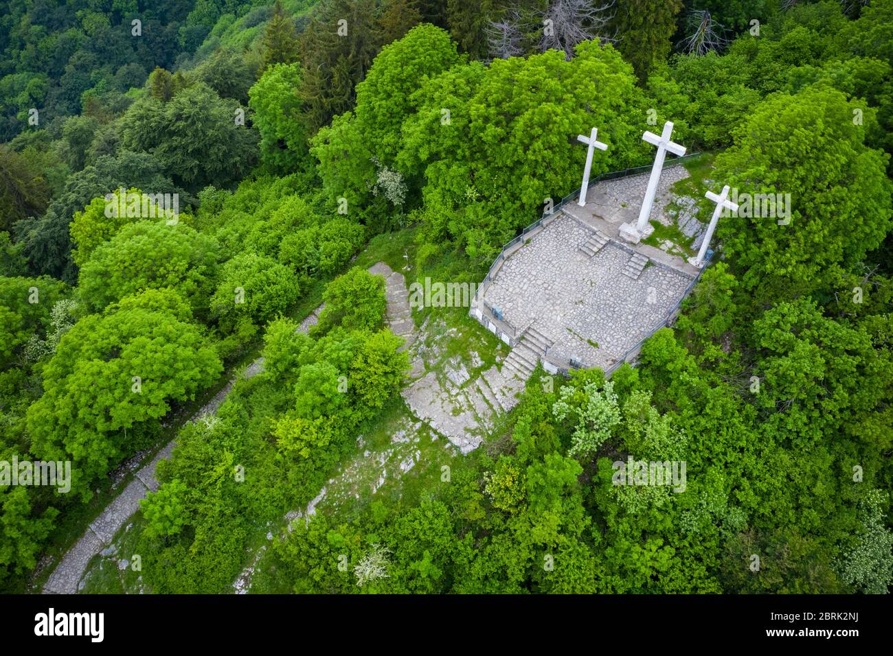 Vista aérea del monte Tre Croci en primavera. Campo dei Fiori, Varese, Parco campo dei Fiori, Lombardía, Italia. Foto de stock