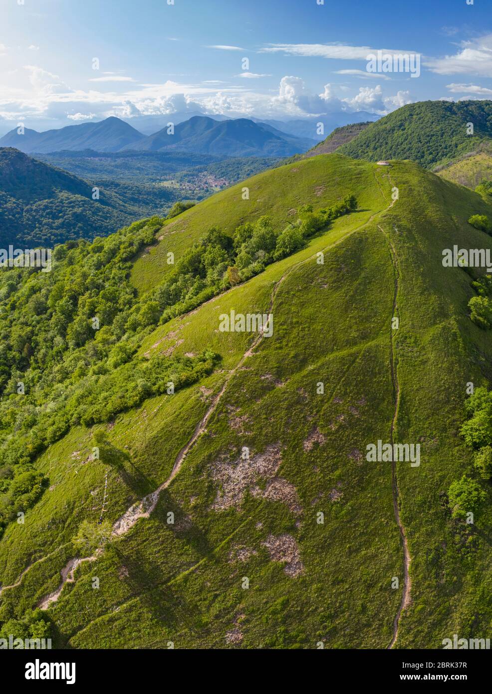Vista aérea de Monte Chiusarella, varesine prealps, Parco Regionale del campo dei Fiori, barrio Varese, Lombardía, Italia. Foto de stock