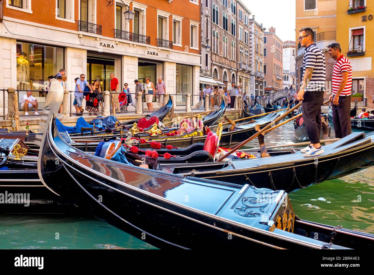 Gondoliere In Venice Fotos e Imágenes de stock - Alamy