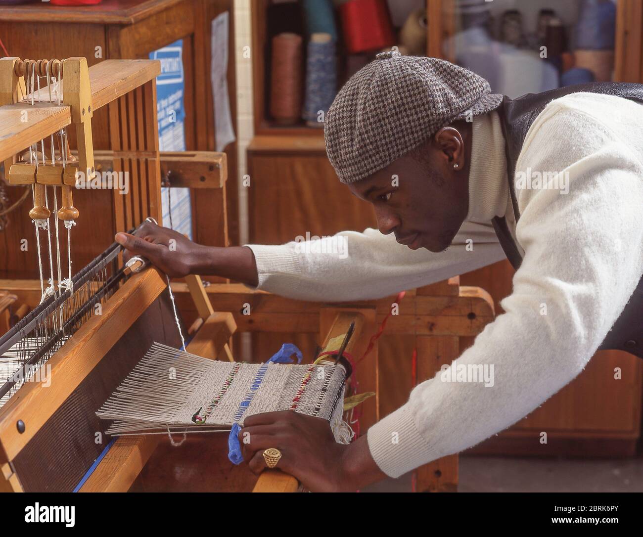 Un antiguo telar de mano utilizada para tejer telas y mantas Fotografía de  stock - Alamy