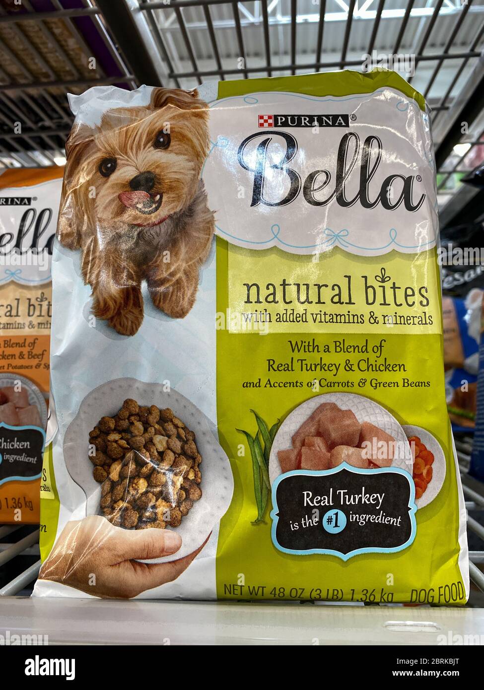 Orlando, FL/USA-2/6/20: Una exhibición de Purina Bella Dog Food en una  tienda Walmart Superstore lista para que los dueños de mascotas puedan  comprar para sus mascotas Fotografía de stock - Alamy