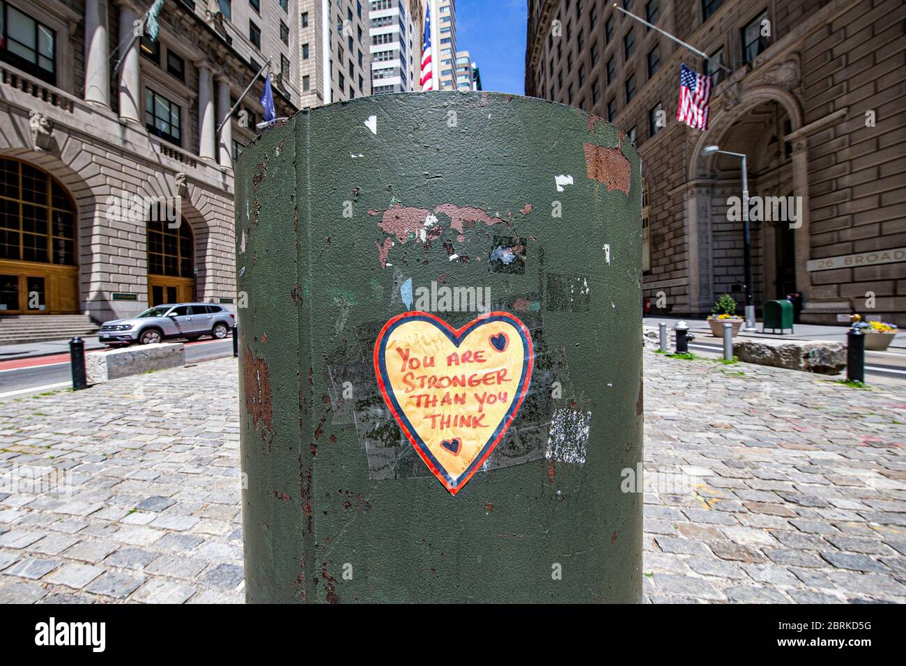 Nueva York, N.Y/USA – 20 de mayo de 2020: Un cartel grabado en un puesto en Bowling Green es silencioso debido a los riesgos para la salud del COVID-19. Crédito: Gordon Donovan/Alamy Live Foto de stock