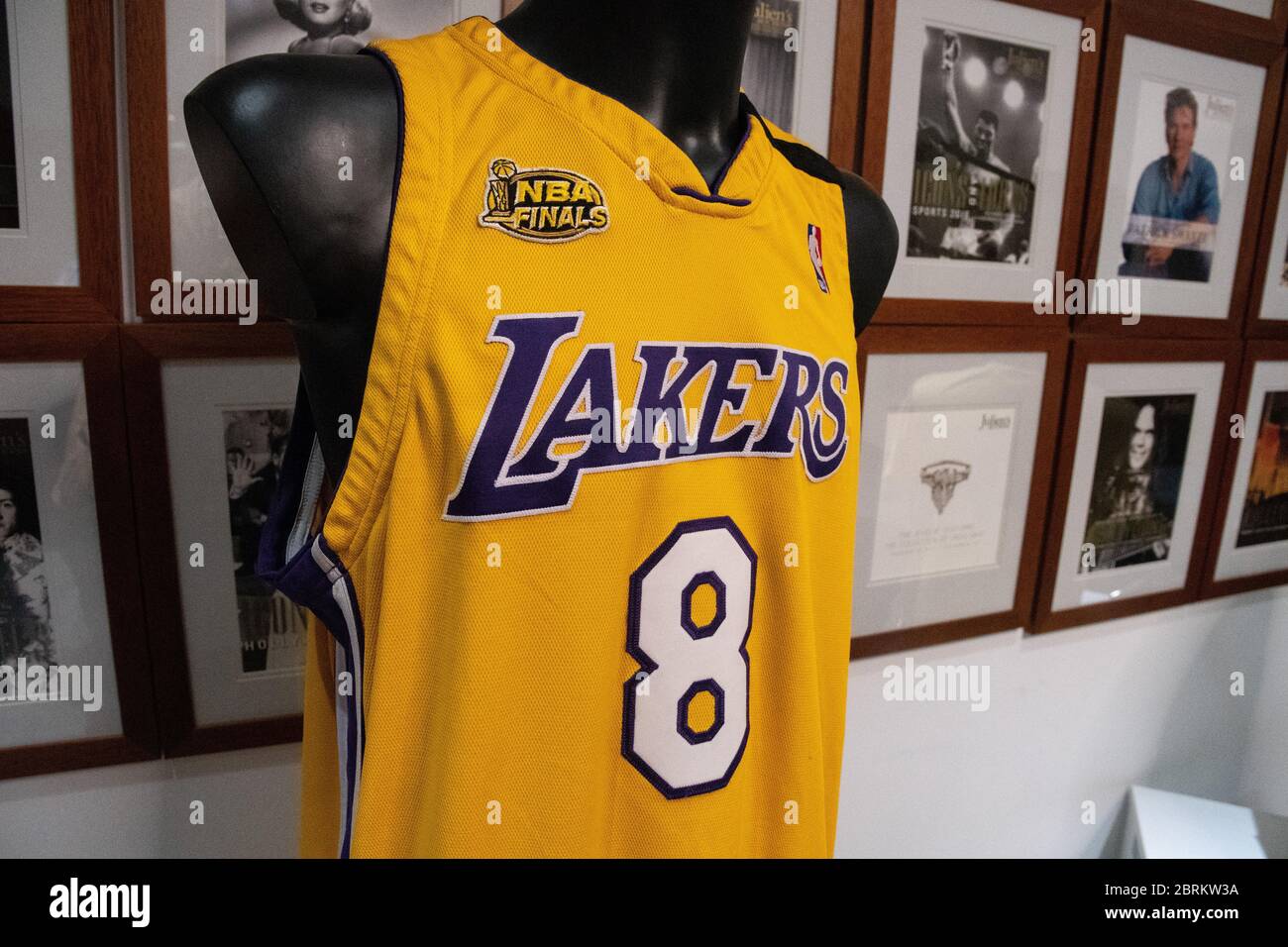 Los Ángeles, EE.UU. 18 de mayo de 2020. Una camiseta y un pantalón del  jugador de baloncesto estadounidense Kobe Bryant estarán en exhibición en  una sala de exposiciones junto con otros artículos
