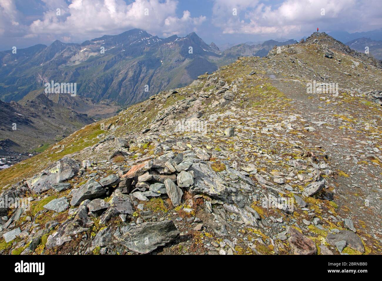 Excursionista en lo alto de una cresta cerca de Col d'Olen en Monte Rosa Foto de stock