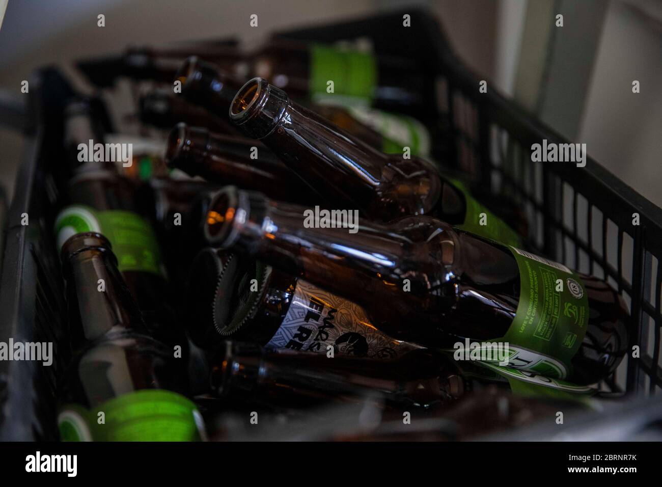 HERMOSILLO, MÉXICO - MAYO 15: Detalle de botellas vacías de cerveza  artesanal Ocotillo el 15 de mayo de 2020 en Hermosillo, México. Considerado  no esencial, preparar h Fotografía de stock - Alamy
