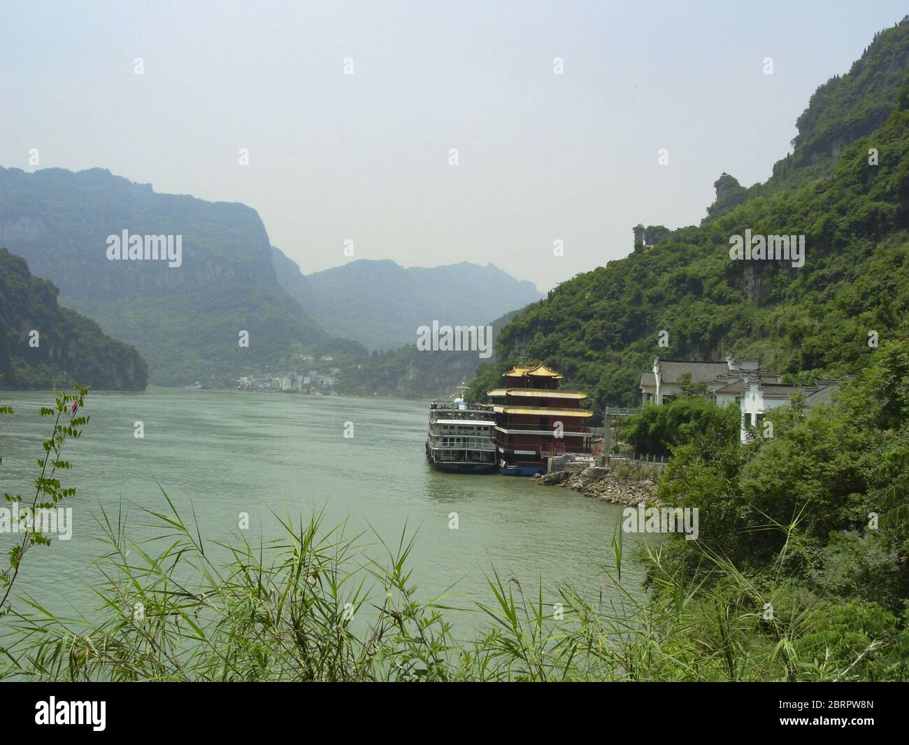 Mayo 22, 2020, Shanxia, Shanxia, China: ChonggingÃ¯Â¼Å'CHINA-las tres gargantas del río Yangtze es famoso por su topografía precipitada, paisaje pintoresco, momento magnífico y numerosos lugares escénicos y sitios históricos. Es una atracción turística mundialmente famosa y un punto caliente de turismo en China. Las tres gargantas son el nombre general de la garganta de qutang, la garganta de wuxia y la garganta de xiling. Comienza en baidicheng en el condado de fengjie, ciudad de chongqing en el oeste, y termina en nanjinguan en la ciudad de yichang, provincia de hubei en el este. Abarca cinco condados y ciudades incluyendo fengjie, wushan, badong, Foto de stock
