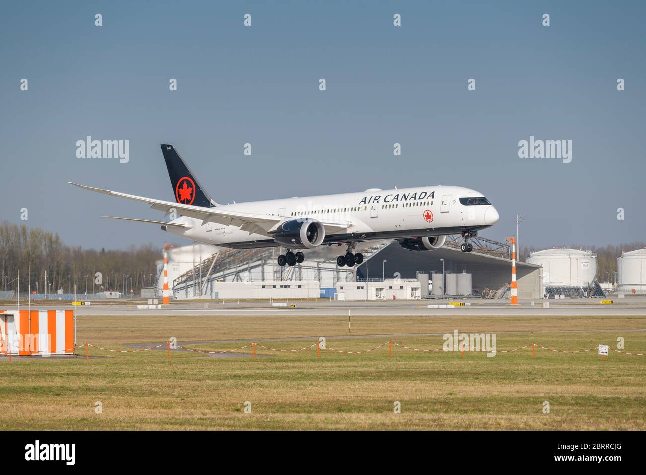 Munich, Alemania - Marzo 27. 2020 : Air Canada Boeing 787-9 Dreamliner con el registro de aviones C-FRTG en el acercamiento a la pista sur 08R Foto de stock