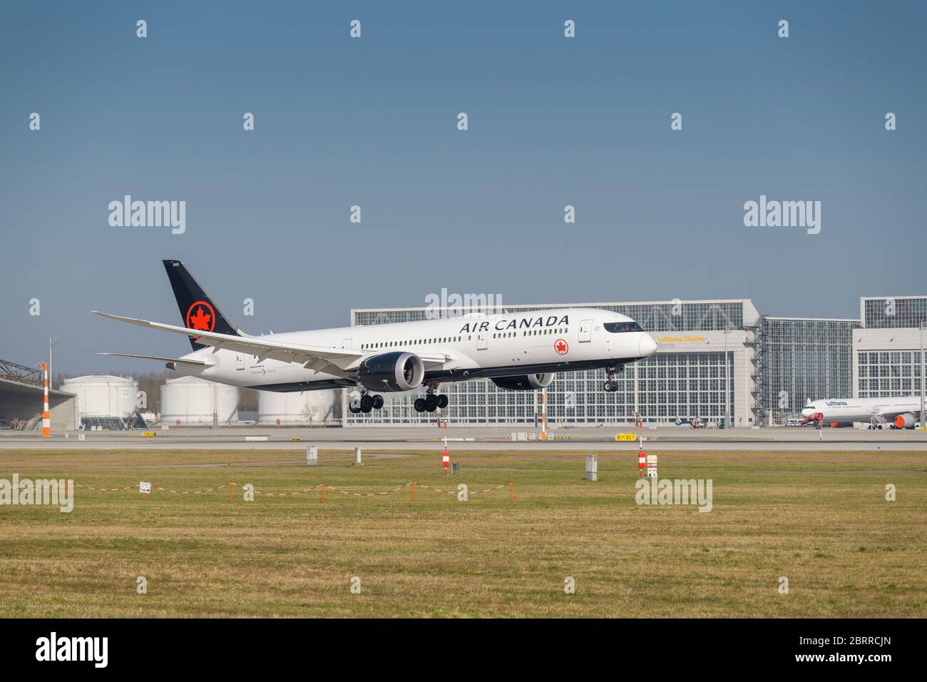 Munich, Alemania - Marzo 27. 2020 : Air Canada Boeing 787-9 Dreamliner con el registro de aviones C-FRTG en el acercamiento a la pista sur 08R Foto de stock