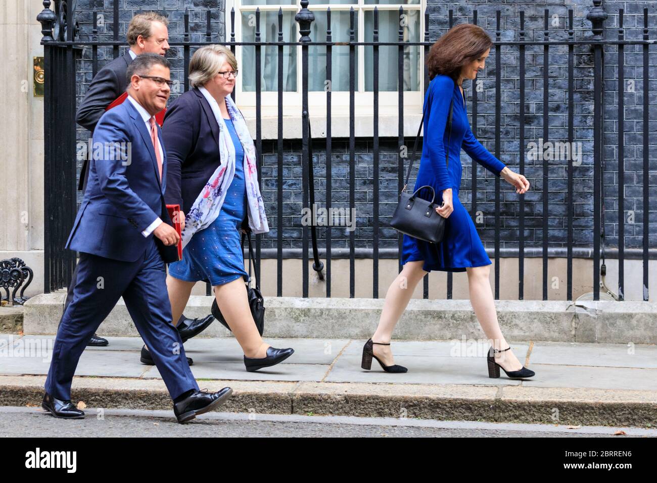 L a r: Alister Jack, Alok Sharma, Therese Coffiey, Theresa Villiers, ministros del gobierno británico caminan por Downing Street, Londres Foto de stock